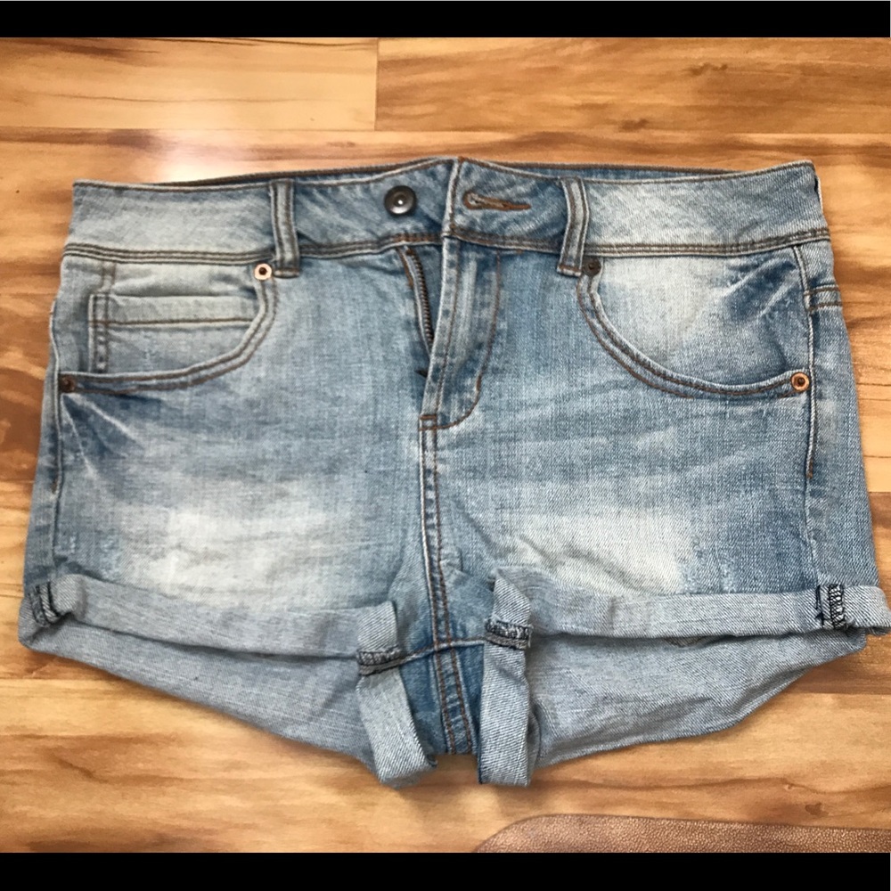 Light-wash high rise denim short shorts